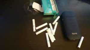 テーブルの上に吸いがら